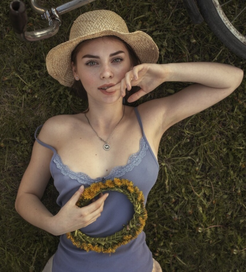 798x882, 230 Kb / венок, велосипед, кулон, шляпа, Давид Дубницкий, David Dubnitskiy, Ирина Сивалная