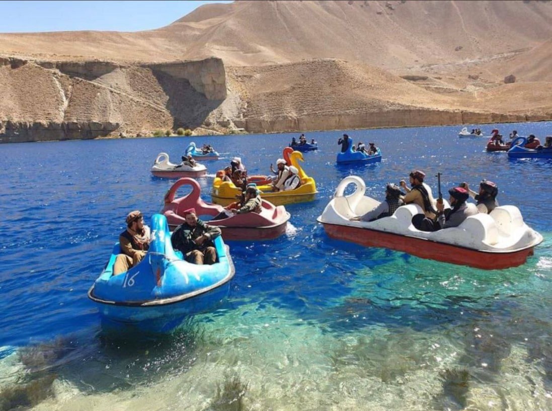 1097x818, 191 Kb / Талибы, лебеди, лодки, автоматы, озеро