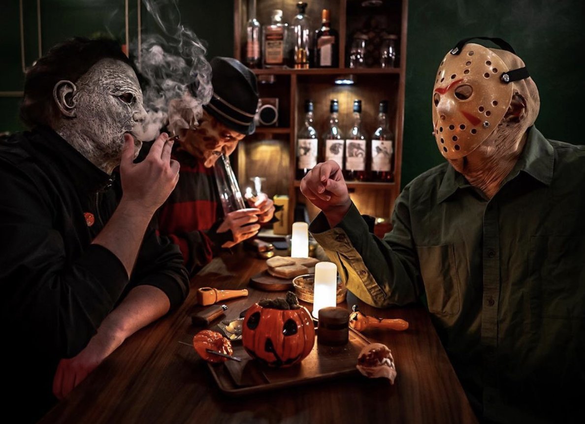 1188x862, 136 Kb / Джейсон Вурхиз, Майкл Майерс, Фредди Крюгер, выпивка, бутылки, колба, дым, сигарета, маска, шляпа, тыква, встреча, посиделки