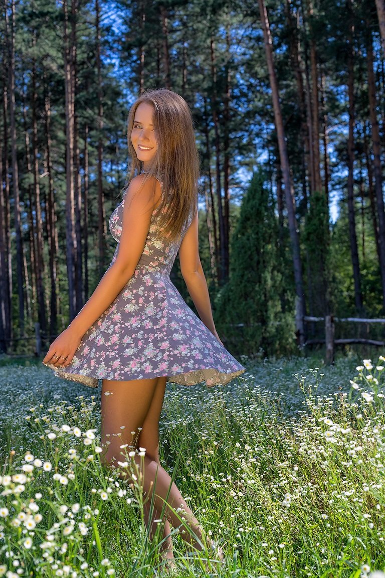 768x1152, 511 Kb / лес, трава, забор, платье, блондинка, улыбка