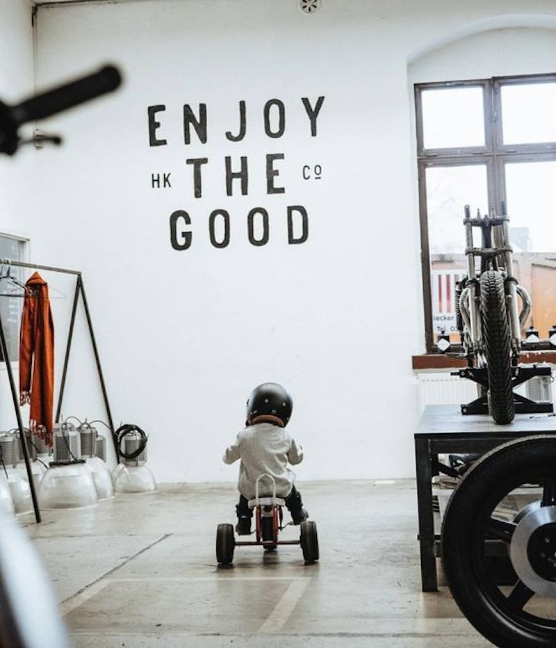 800x932, 82 Kb / шлем, велосипед, ребенок, гараж, мотоцикл, лампа, стол, вешалка, шарф