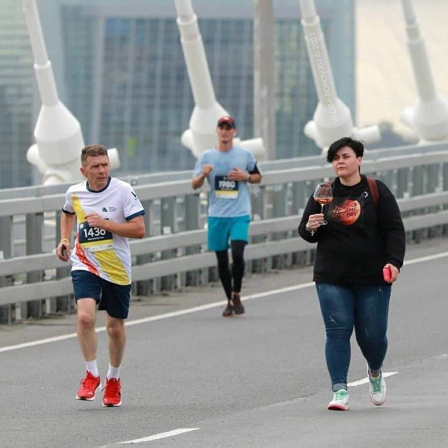 923x923, 59 Kb / Марафон, Владивосток, бокал