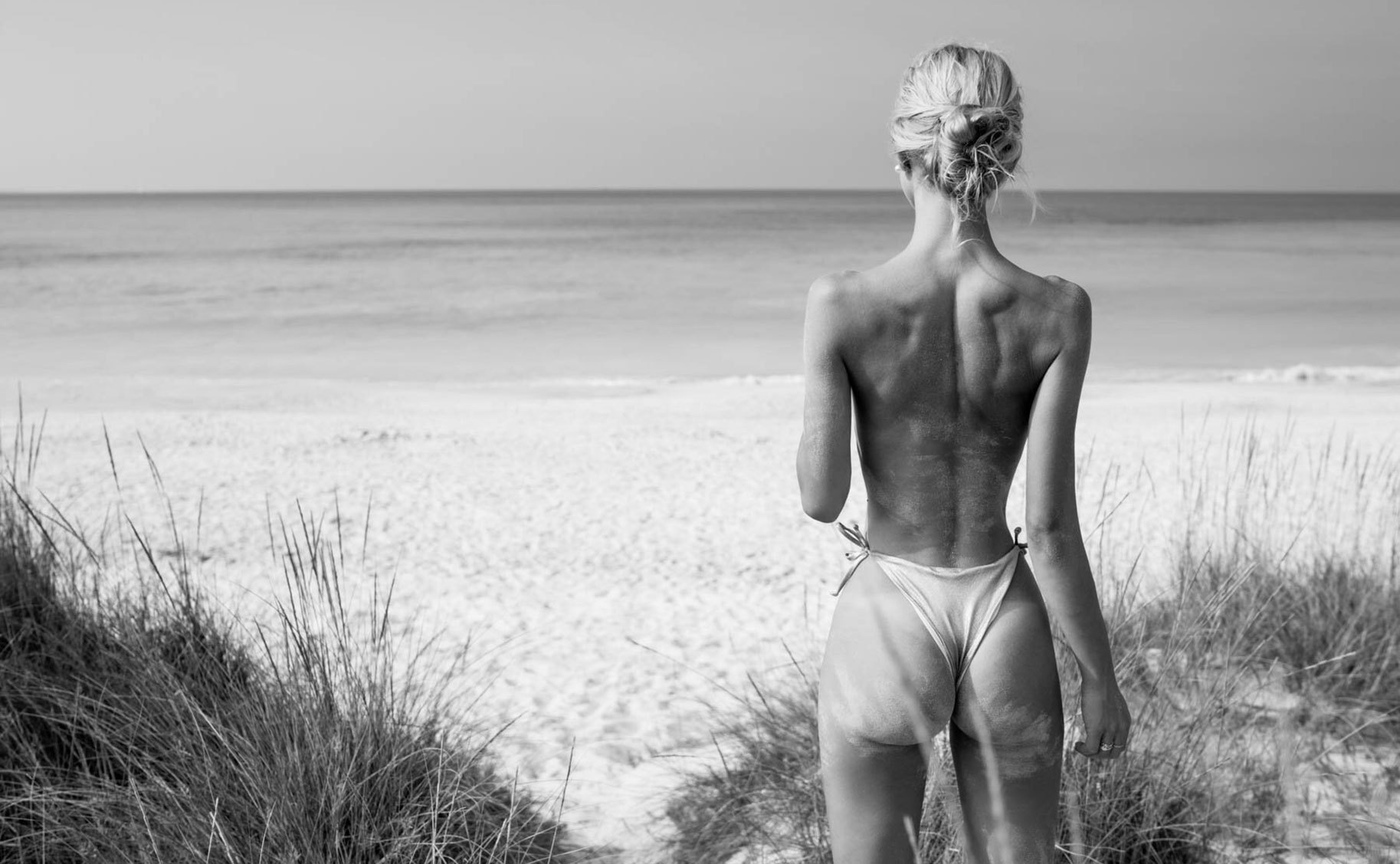 1827x1127, 248 Kb / ч/б, берег, песок, топлесс, попа, бикини, стринги, блондинка