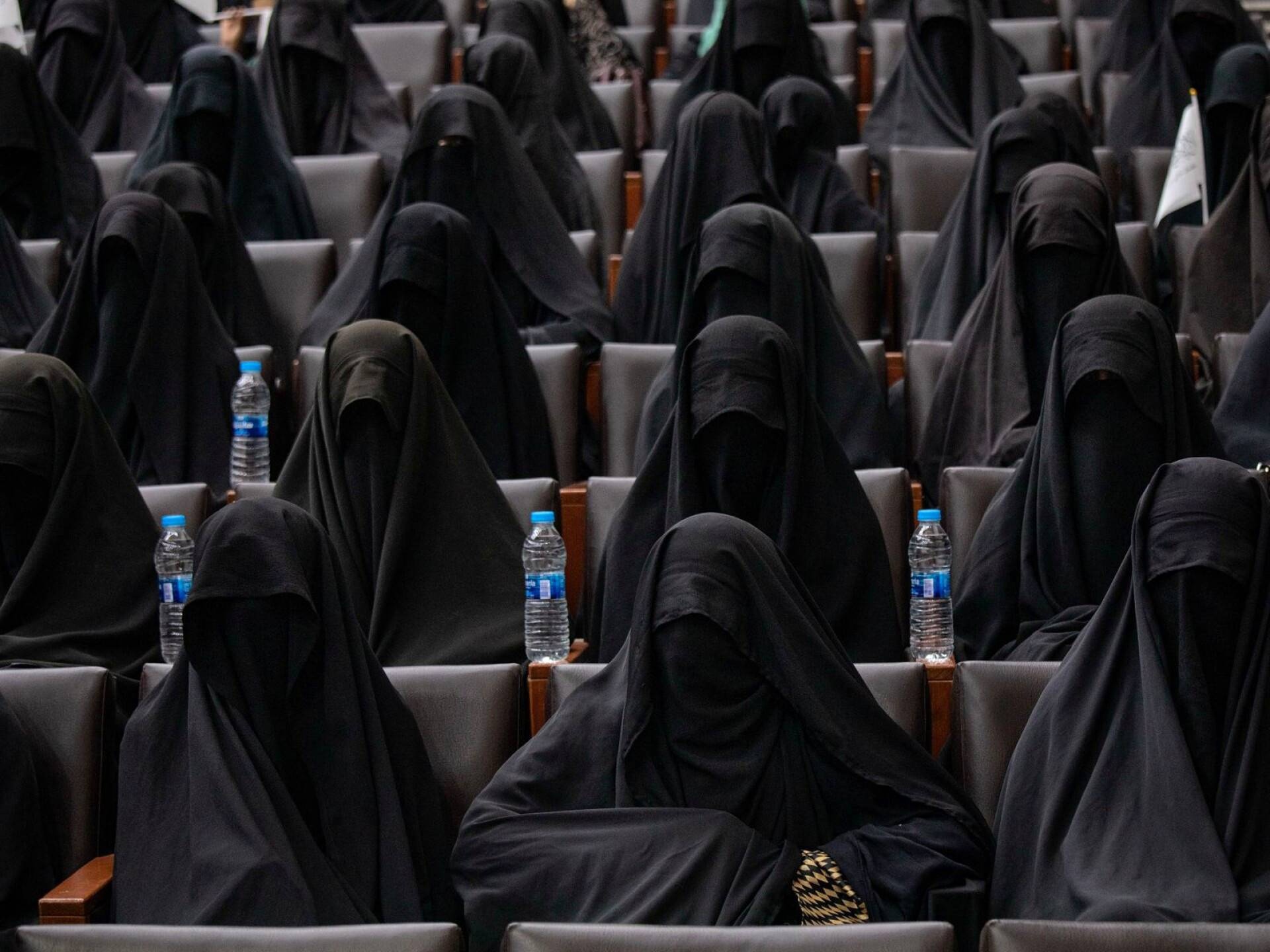 1920x1440, 488 Kb / Чадра, восток, бутылка, зал, сидят, собрание, съезд