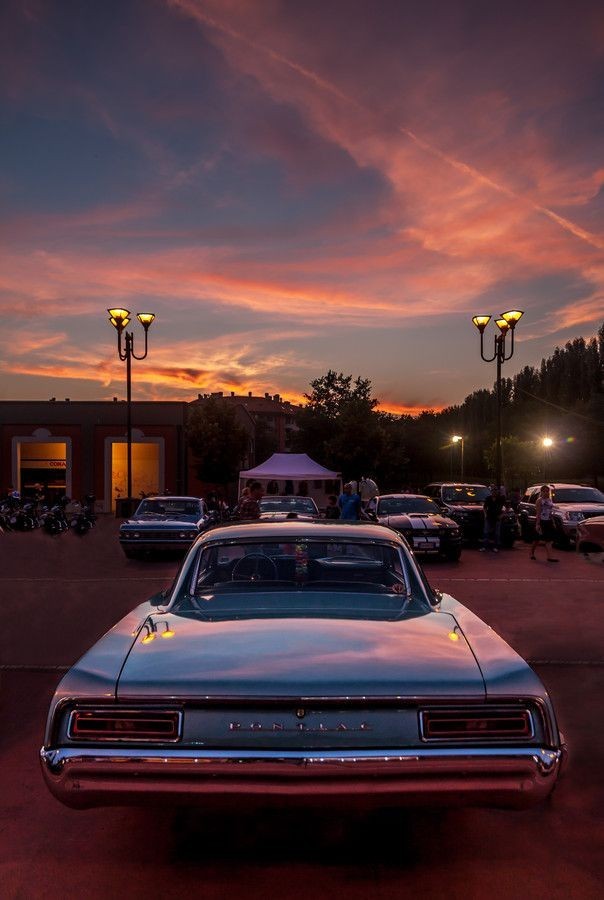 604x900, 79 Kb / автомобиль, классика, ретро, ночь, небо, фонари, отражение