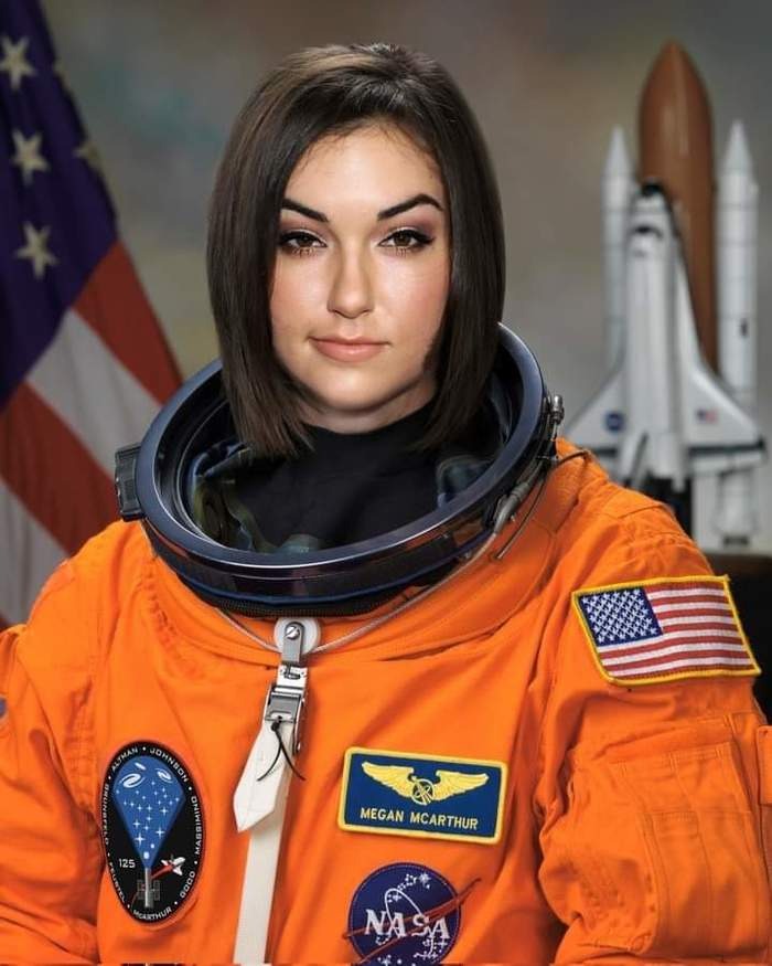 700x875, 85 Kb / Саша Грей, космос, космонавт, скафандр, НАСА