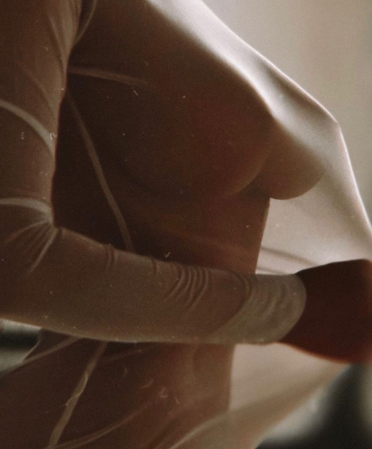 740x893, 152 Kb / грудь, рука, прозрачное