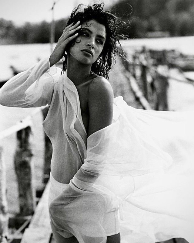 640x800, 111 Kb / женщина, накидка, прозрачная, ч/б