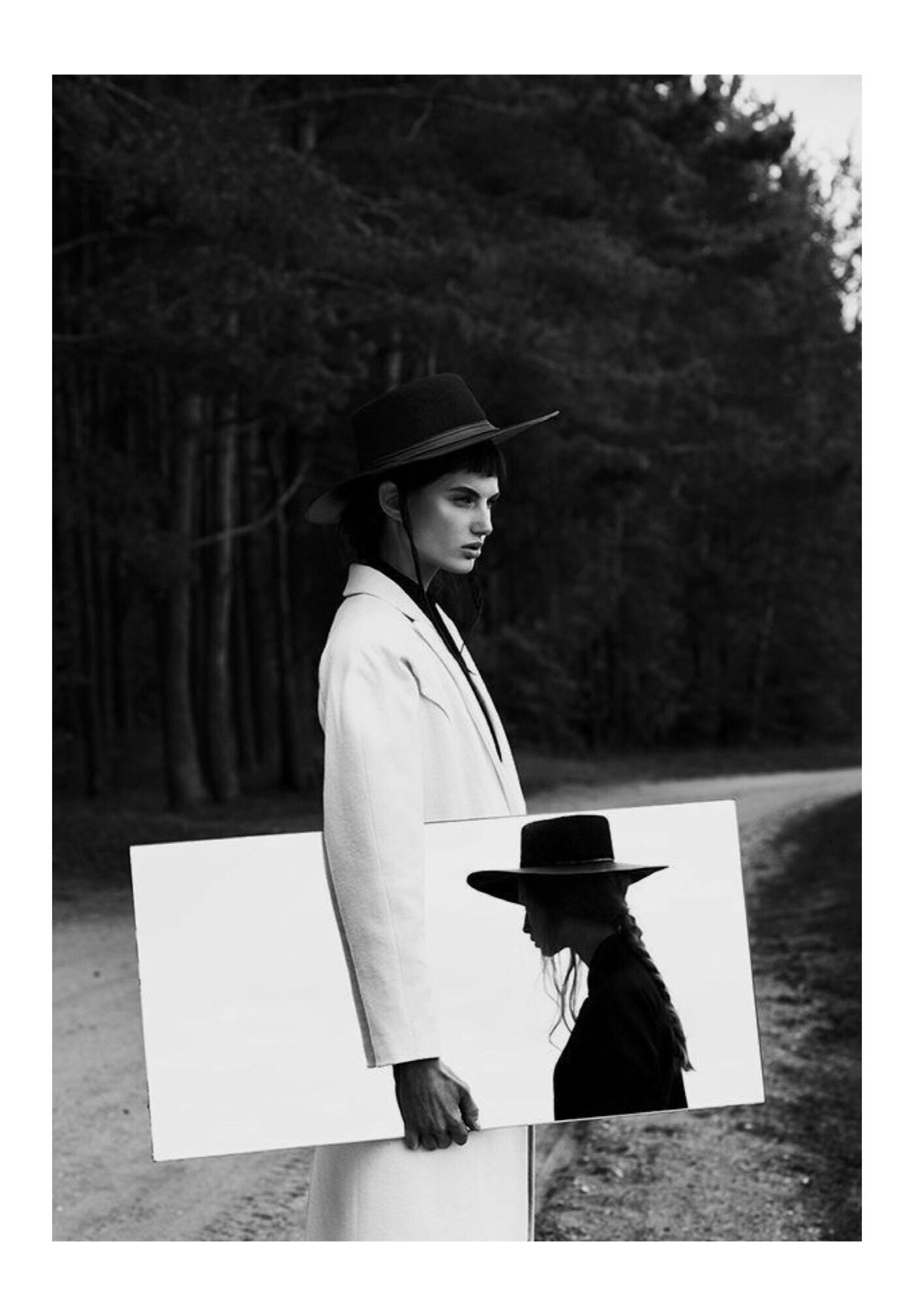 1401x2018, 158 Kb / женщины, пальто, ч/б, зеркало, отражение, шляпы