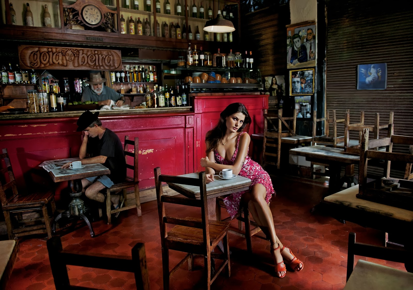 1600x1125, 339 Kb / бар, кафе, стулья, столики, часы, бутылки, мужчины, бармен, женщина, чашки