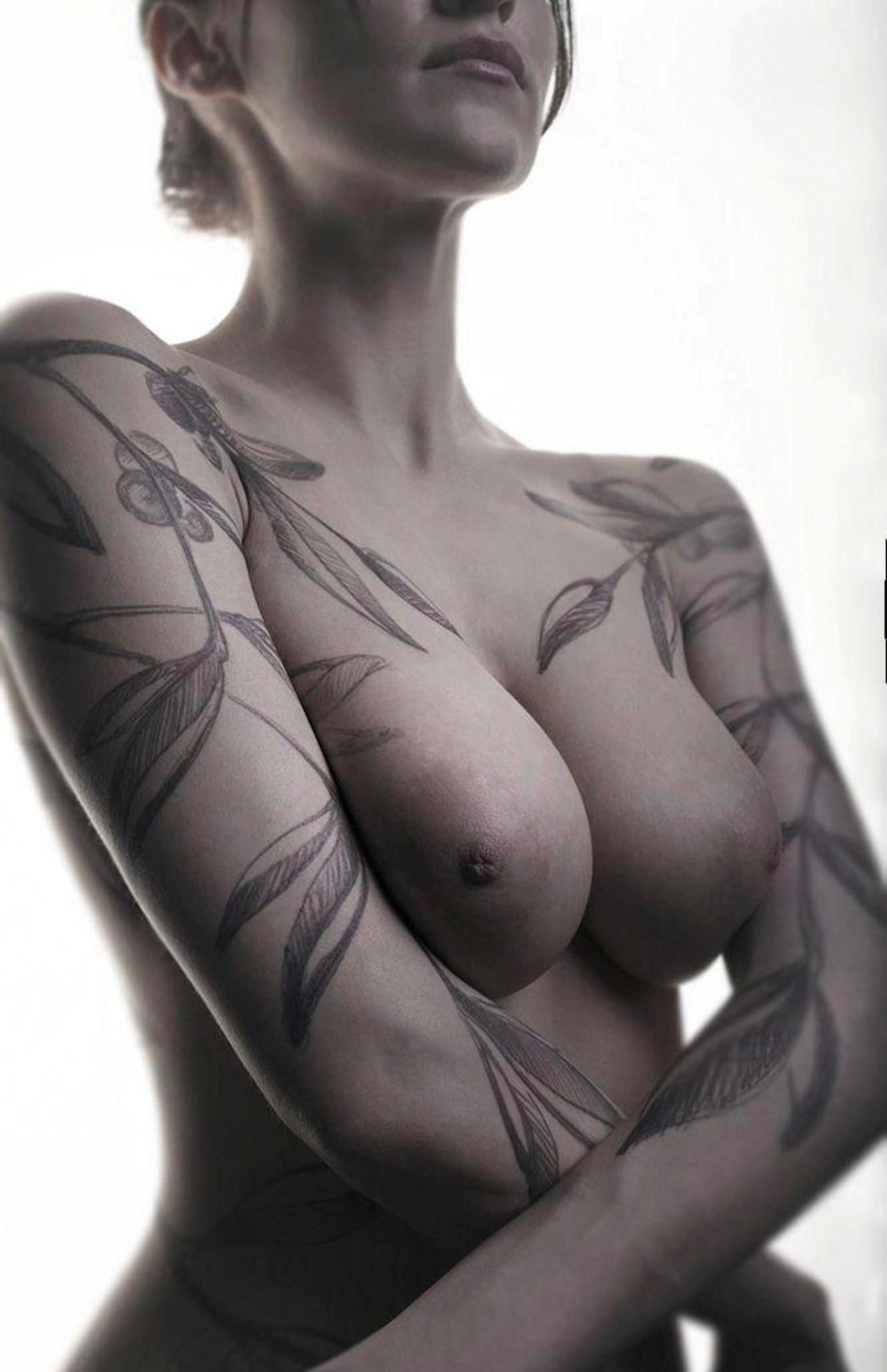 1242x1921, 144 Kb / Olivia Casta, Maria Tretyakova, Maria Tretyakova, грудь, рисунок, бодиарт