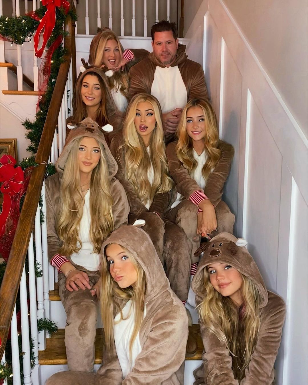 1080x1350, 234 Kb / Лестница, олени, блондинки, рождество, Katerina Rozmajzl