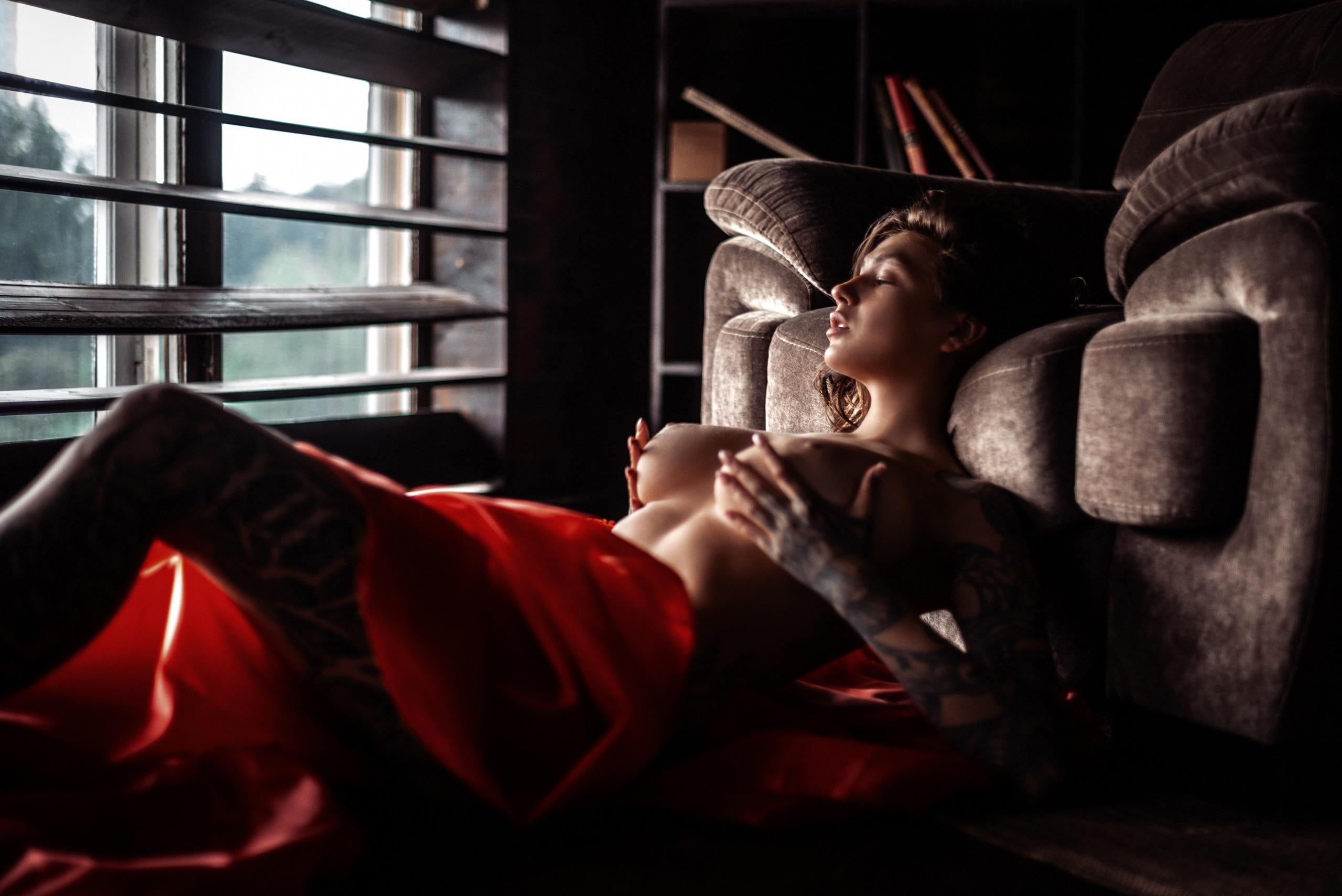 2560x1709, 268 Kb / Евгения Таланина, грудь, тату, кресло, жалюзи