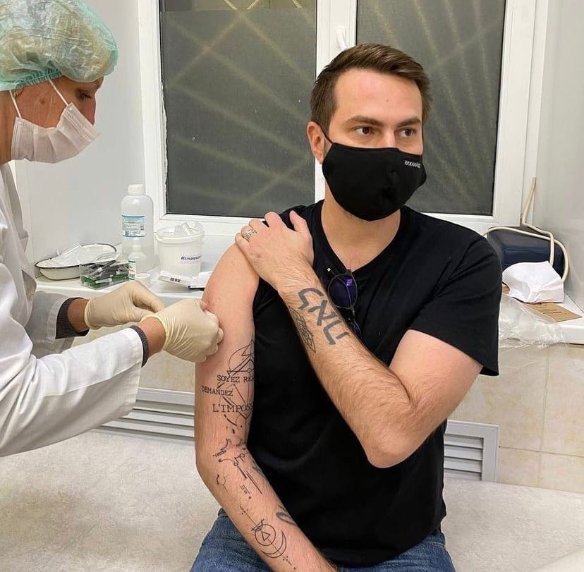 828x811, 289 Kb / министр культуры, тату, прививка, маска, футболка, Олег Беркович, поликлиника, шприц, медсестра