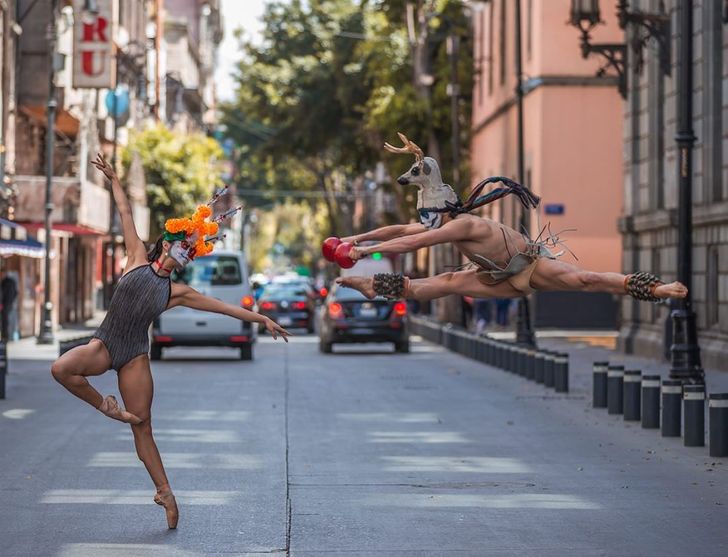728x557, 67 Kb / танцоры, пуанты, боди, улица, дорога, маски, цветы, прыжок, маракасы, рога