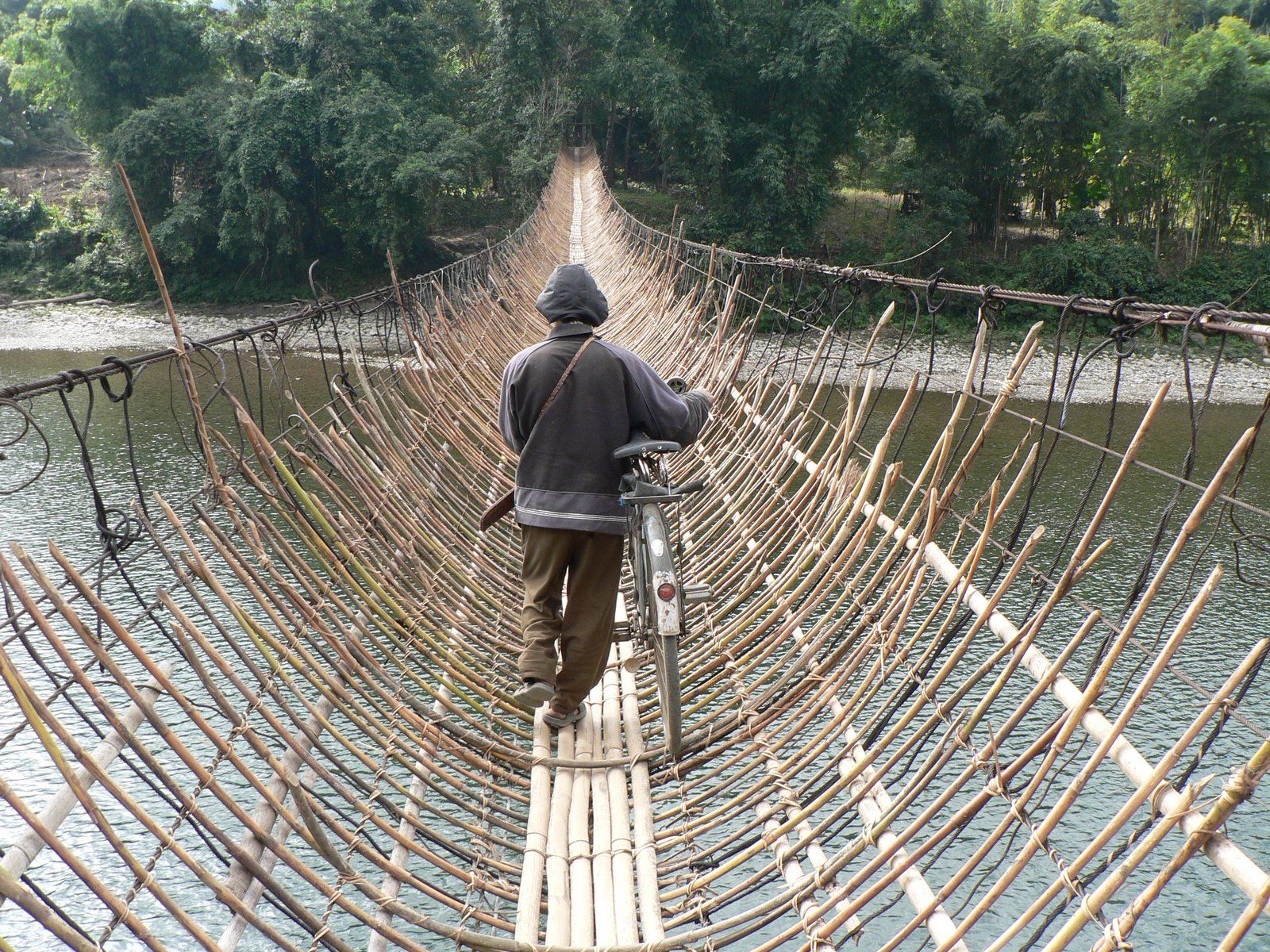 1600x1200, 597 Kb / мост, мужчина, велосипед, вода, деревья, берег