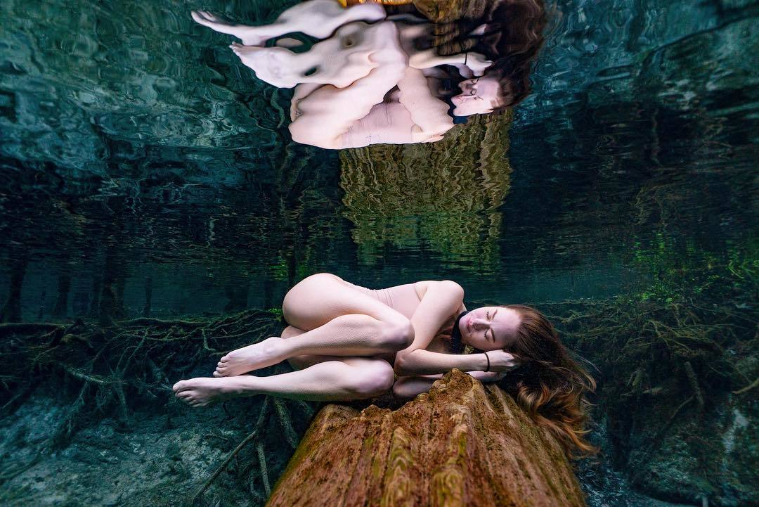 1080x721, 130 Kb / женщина, под водой, ил, корни, дно, бревно, отражение, мурашки
