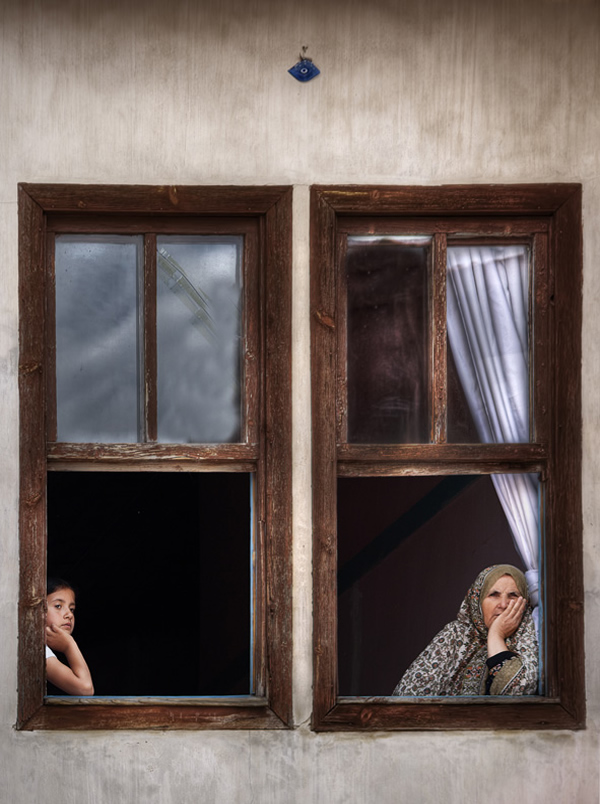 600x804, 196 Kb / окно, ребенок, старуха, молодость, старость, амулет