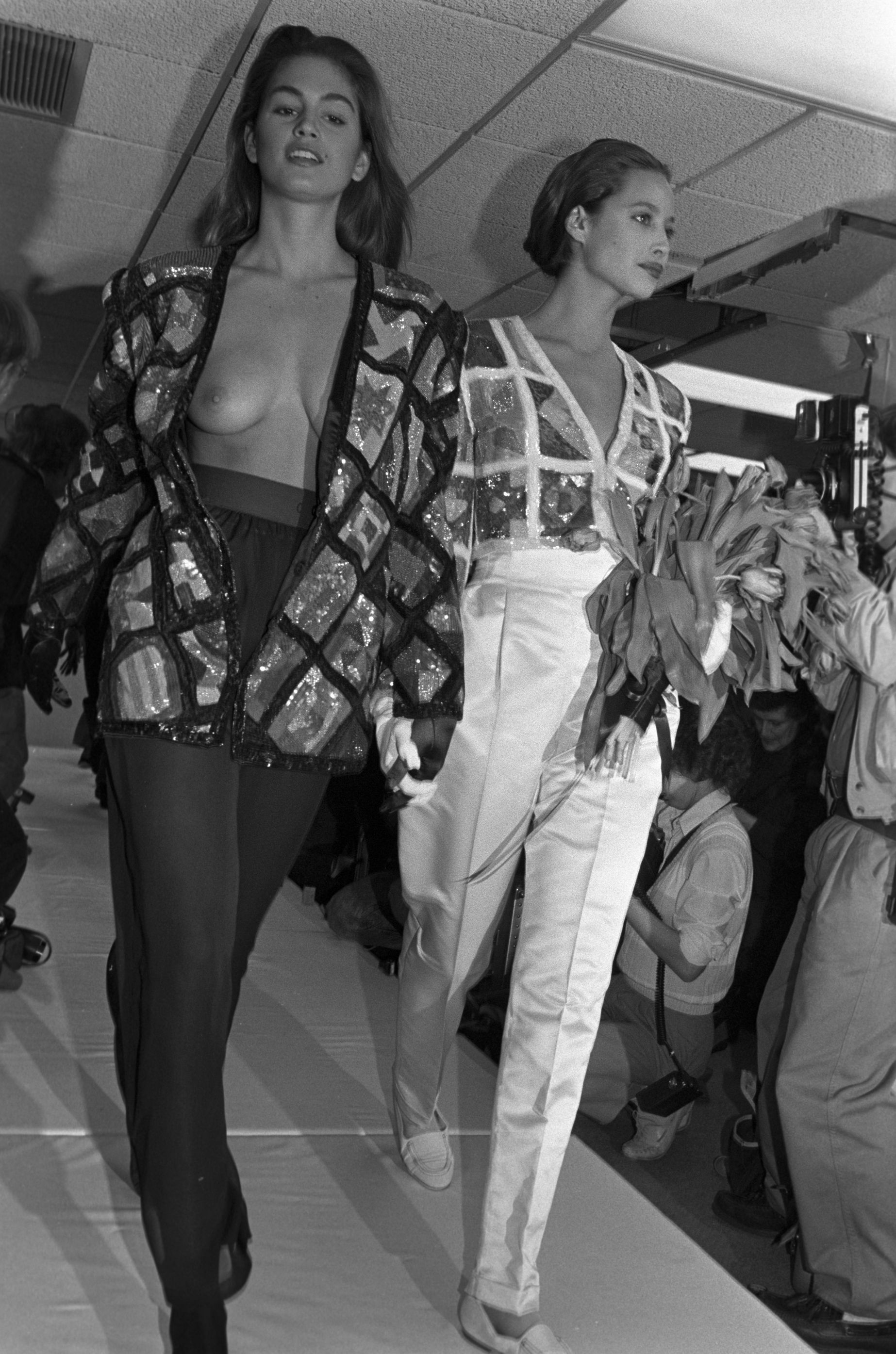 1846x2791, 631 Kb / ч/б, топлесс, Синди Кроуфорд, букет, цветы, мода, подиум, Cindy Crawford, Christy Turlington