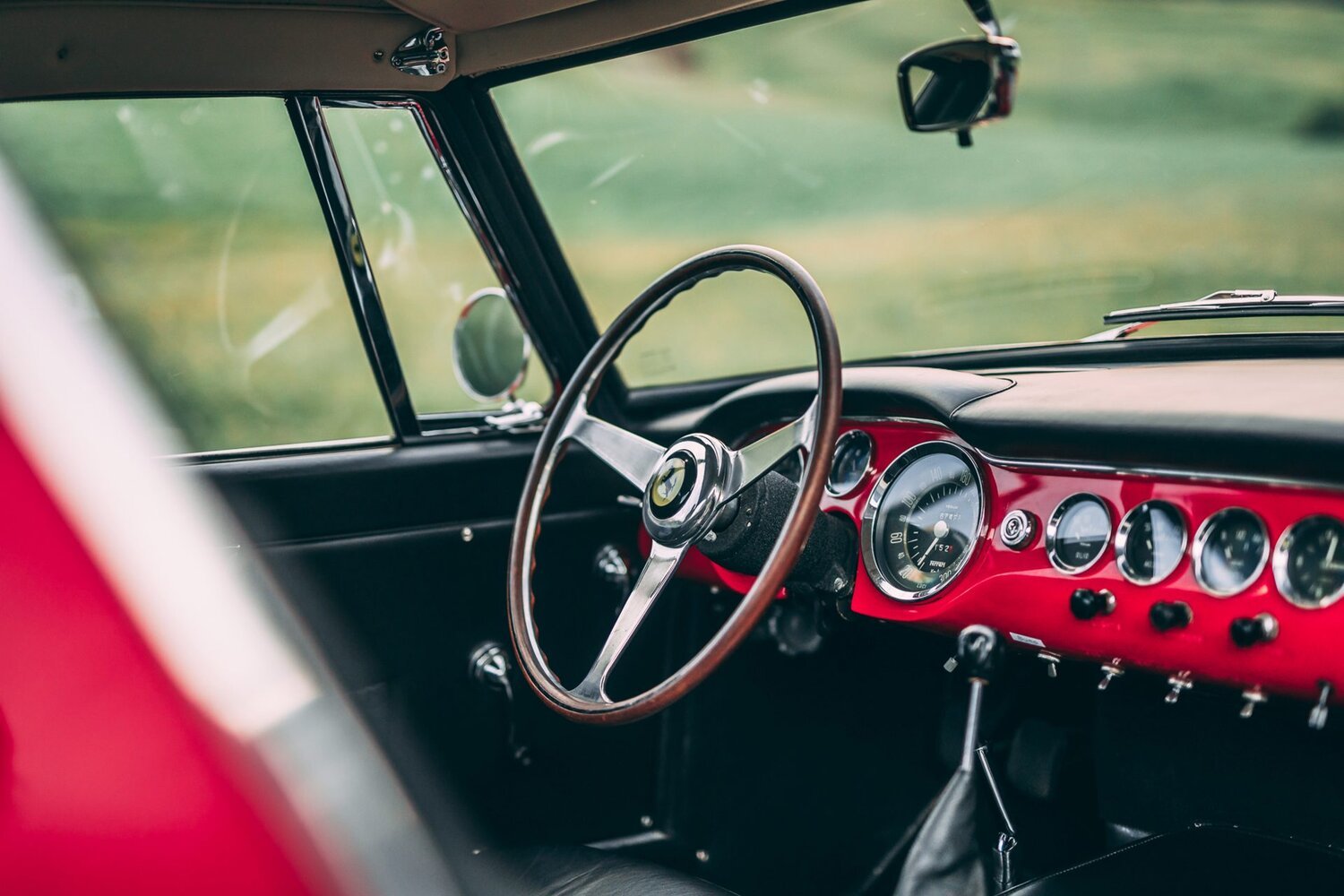 1500x1000, 170 Kb / автомобиль, классика, ретро, руль, салон, красный