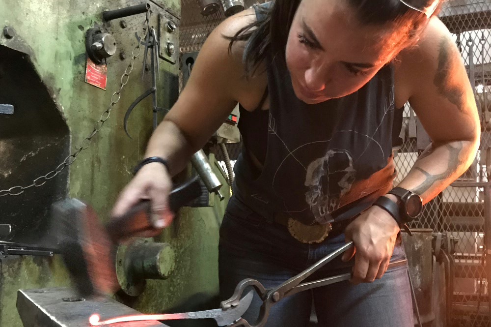 1000x665, 165 Kb / Laura Zerra, нож, ковка, кузница, молот, пресс, цепь