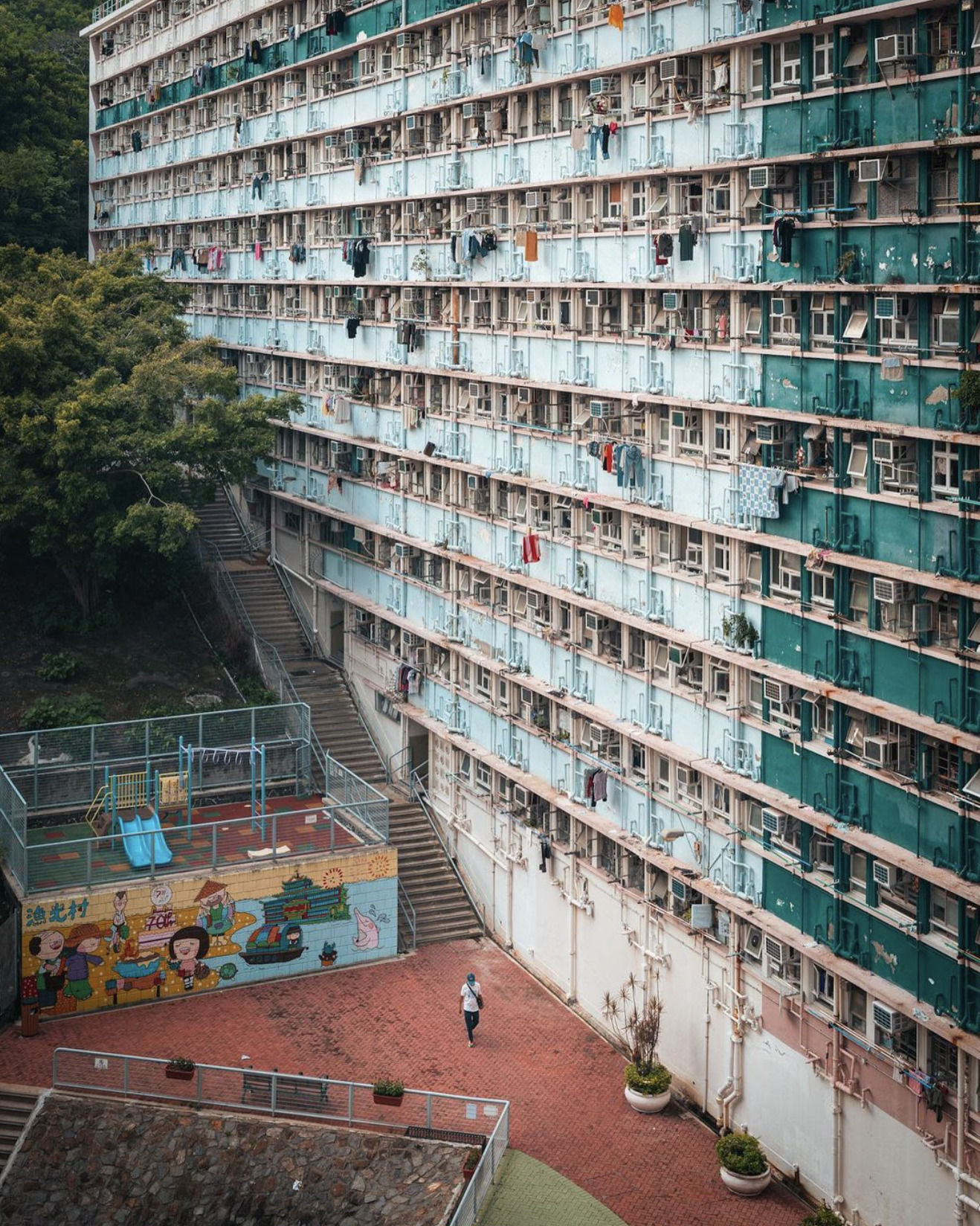 1318x1648, 538 Kb / двор, лестница, детская площадка, граффити, кондиционер, многоэтажка, здание, дом, муравейник, балкон