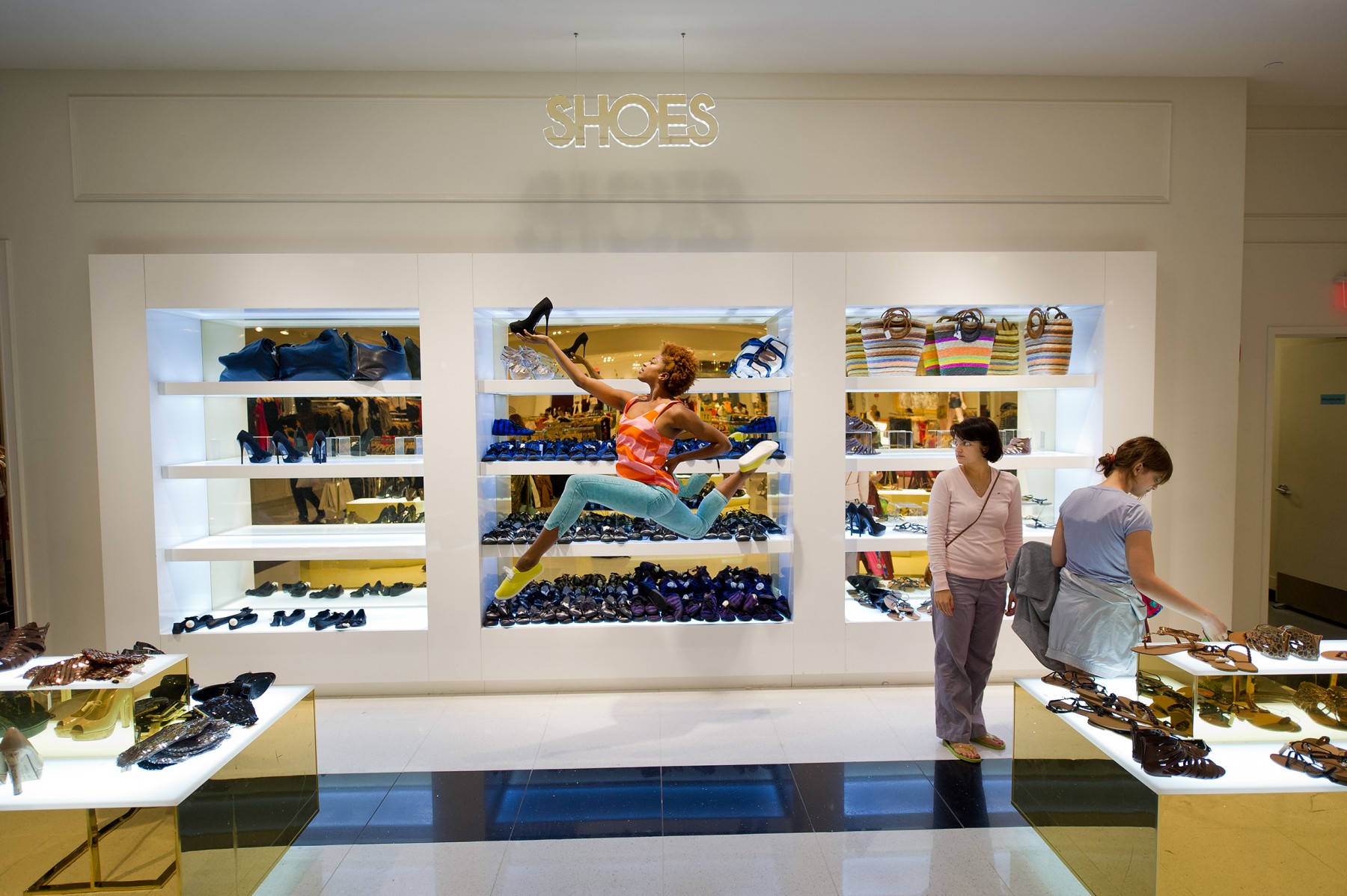 1800x1198, 404 Kb / магазин, витрины, посетители, обувь, сумки, женщина, балерина, прыжок, вывеска