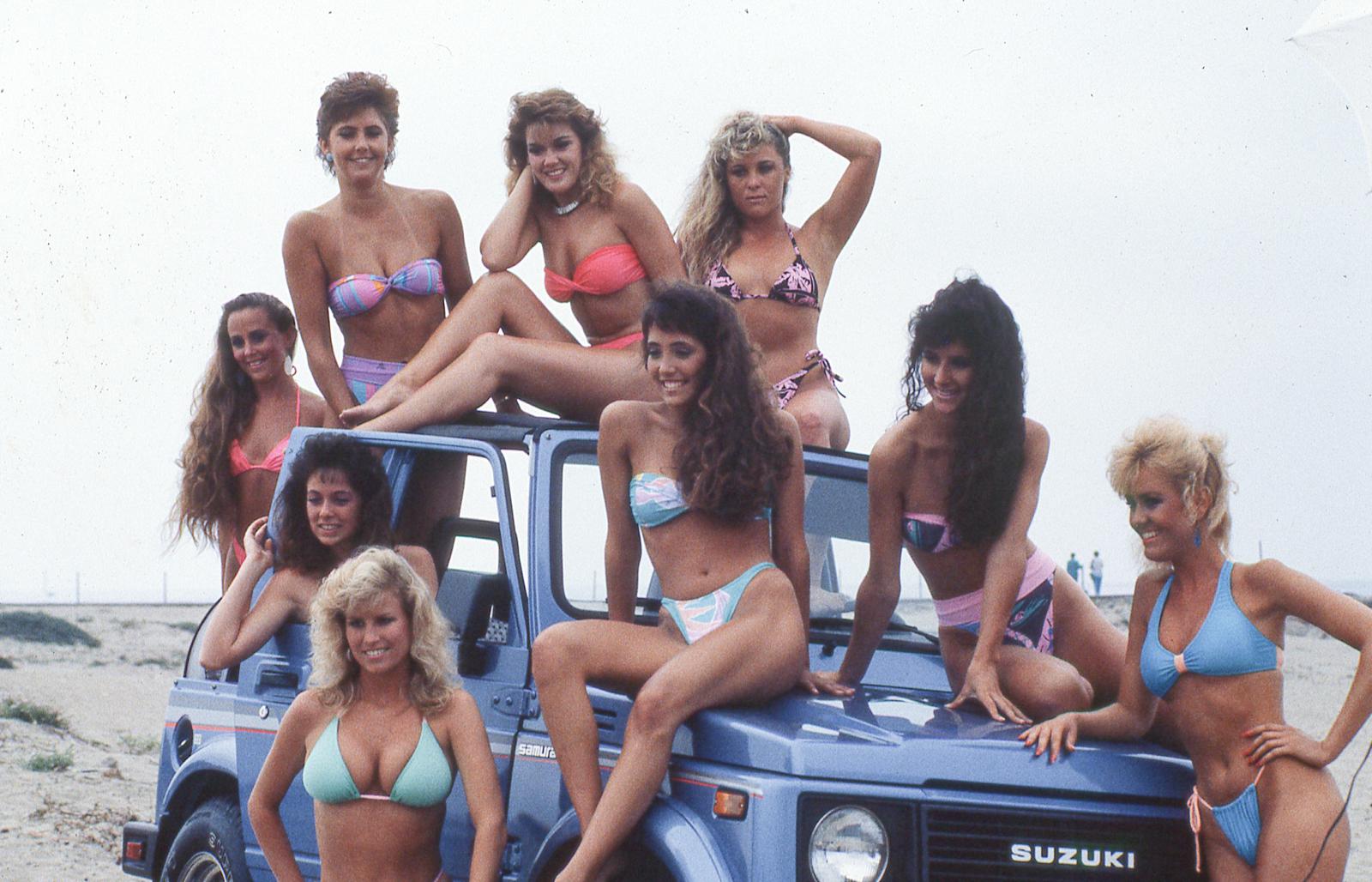 1600x1028, 197 Kb / Реклама, Сузуки, бикини