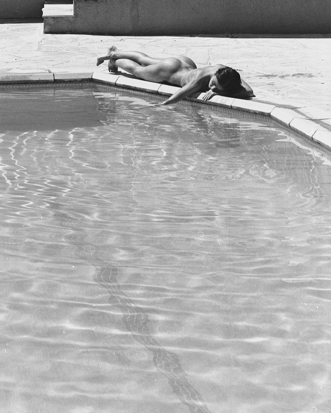 1080x1350, 243 Kb / ч/б, бассейн, попа, голая, лежит