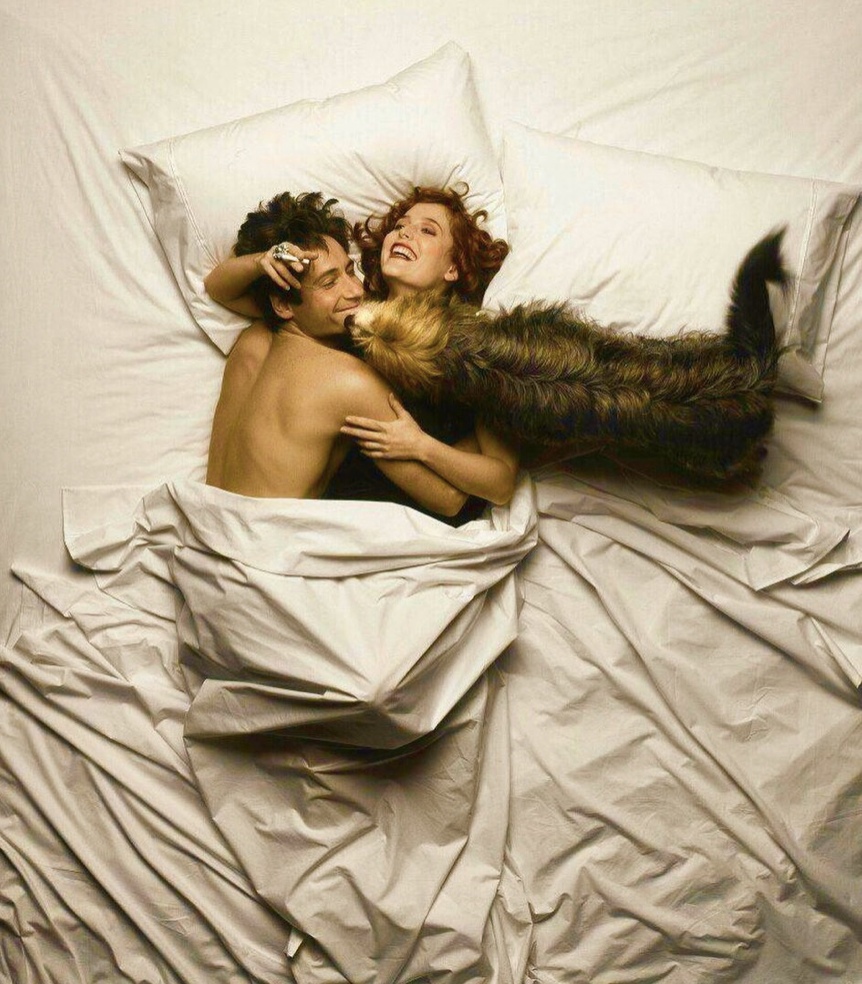 862x984, 314 Kb / Дэвид Духовны, Джиллиан Андерсон, подушка, собака, сигарета, постель