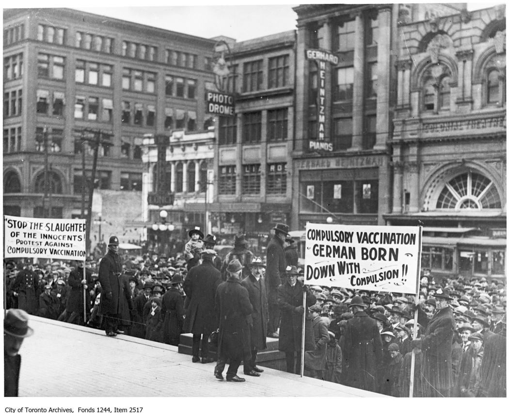 1050x853, 144 Kb / ч/б, митинг, вакцина, антиваксеры, эпидемия, оспа, Канада, Торонто, плакат