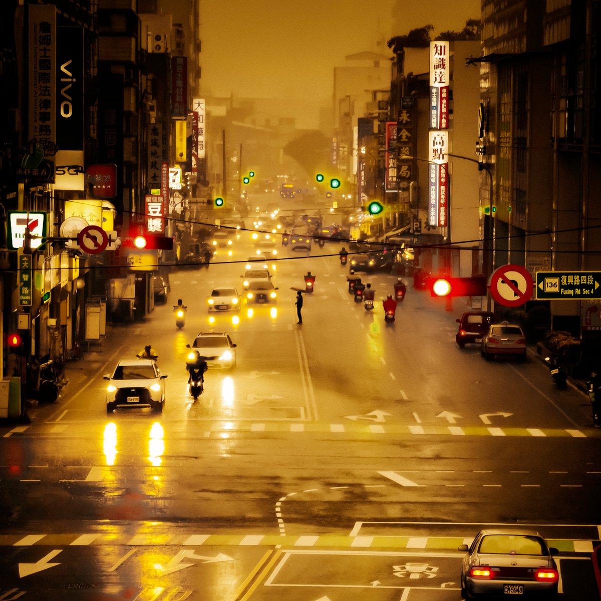 1200x1200, 265 Kb / улица, дороги, перекресток, люди, мопеды, мотоциклы, автомобили, фонари, вывески, здания, дома