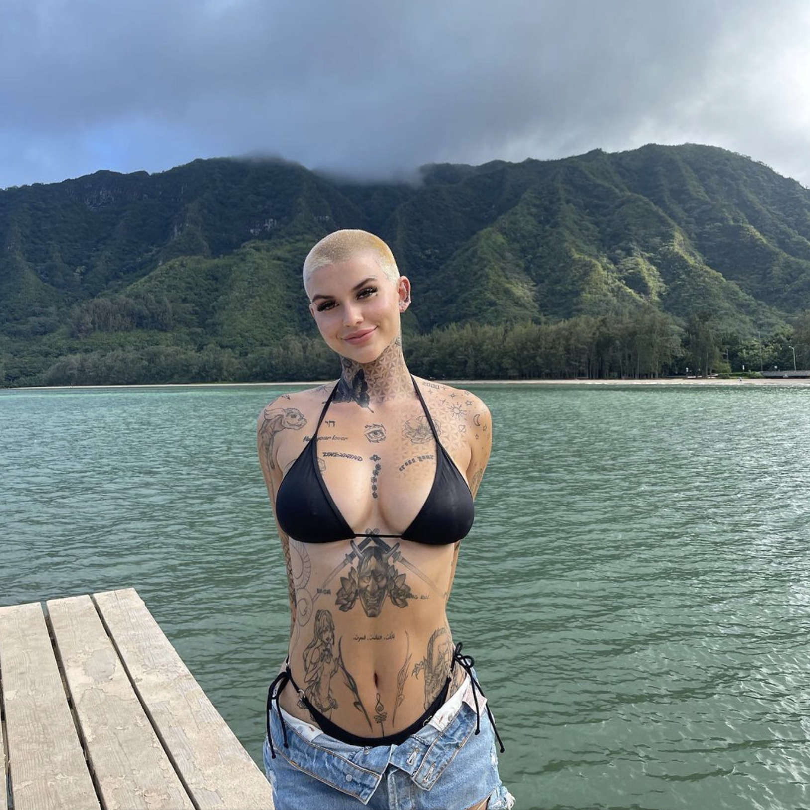 1628x1628, 632 Kb / бикини, тату, озеро, горы, причал, помост, пирс, доски, пирсинг, шорты, джинсы, Coco Blake