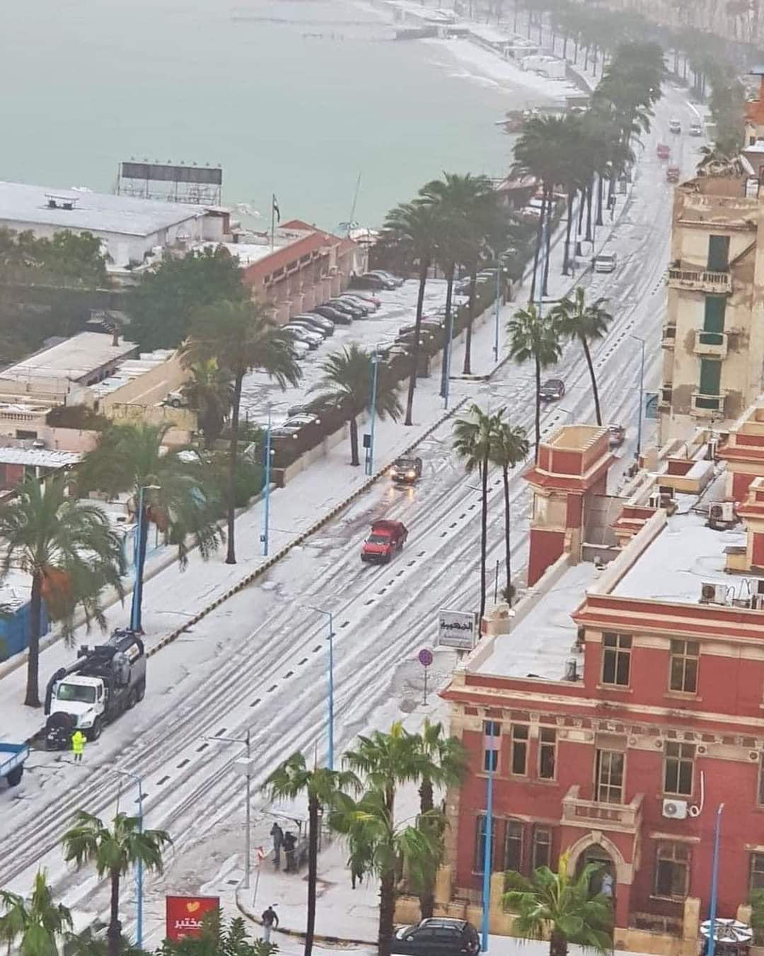 1080x1350, 340 Kb / море, пальмы, снег, дорога, автомобили, дома, здания, Египет, Александрия