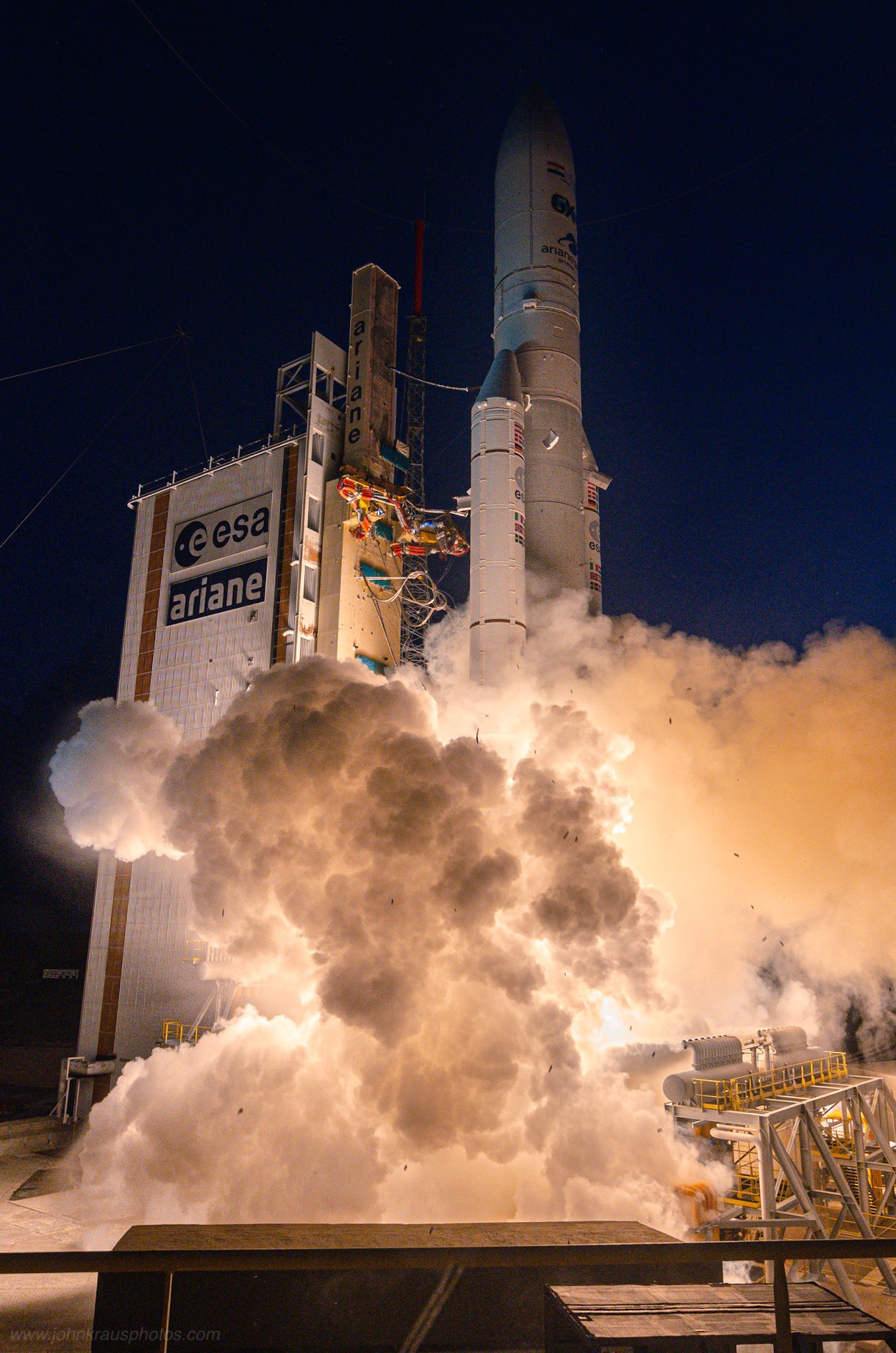 1357x2048, 449 Kb / ракета, пуск, ariane 5, пламя