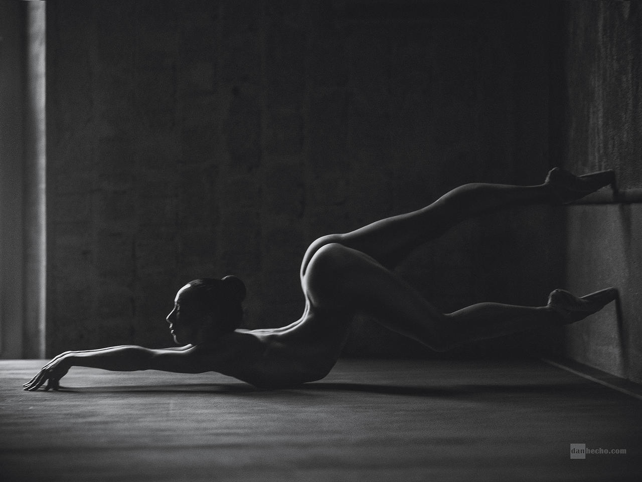 1280x961, 88 Kb / голая, стены, пуанты, ч/б, Laetitia, DanHecho