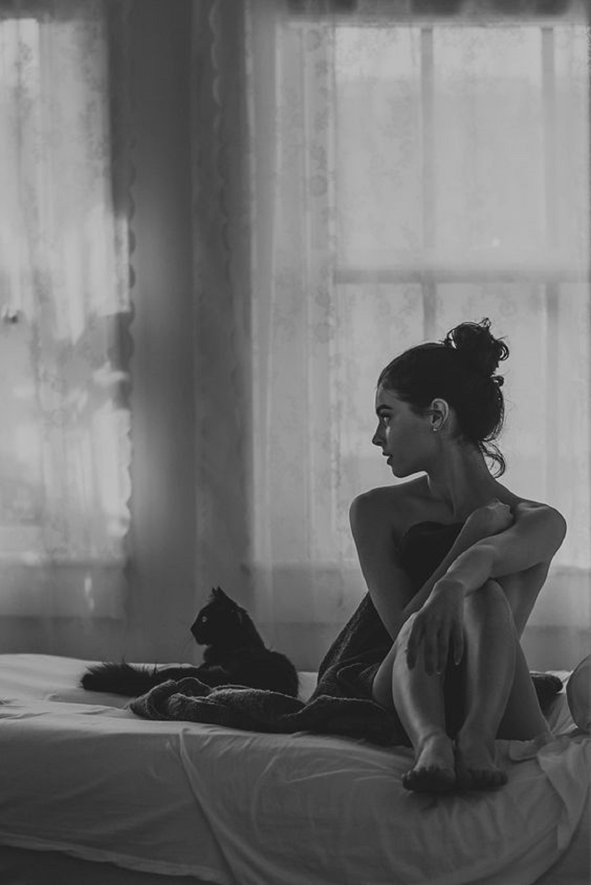 1184x1772, 229 Kb / женщина, кошка, полотенце, простыня, занавески, окно, ч/б
