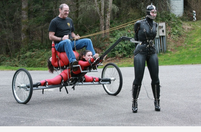 700x459, 175 Kb / колесница, латекс, телега, упряжка, бдсм