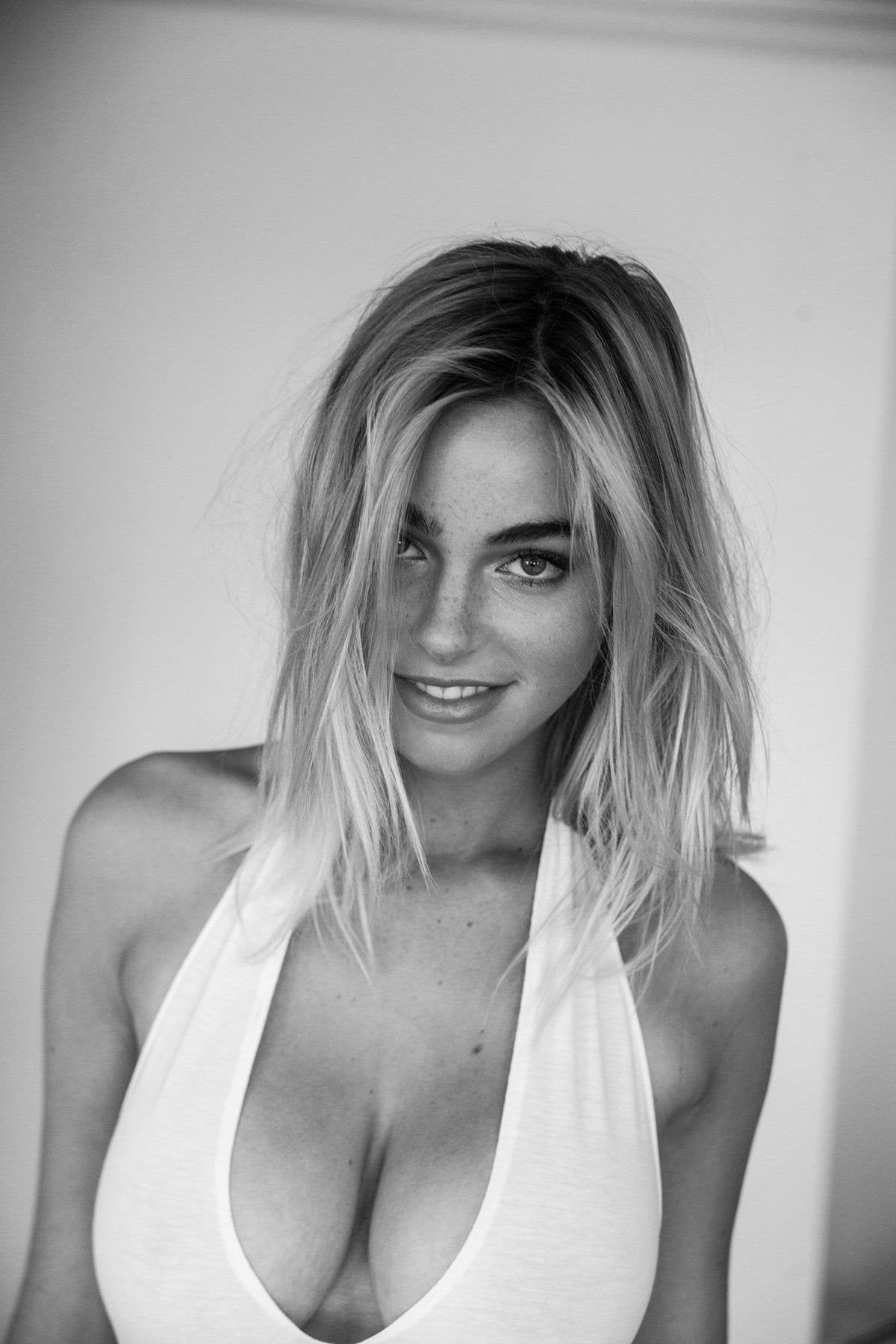 1200x1800, 226 Kb / ч/б, elizabeth turner, улыбка, бикини, декольте
