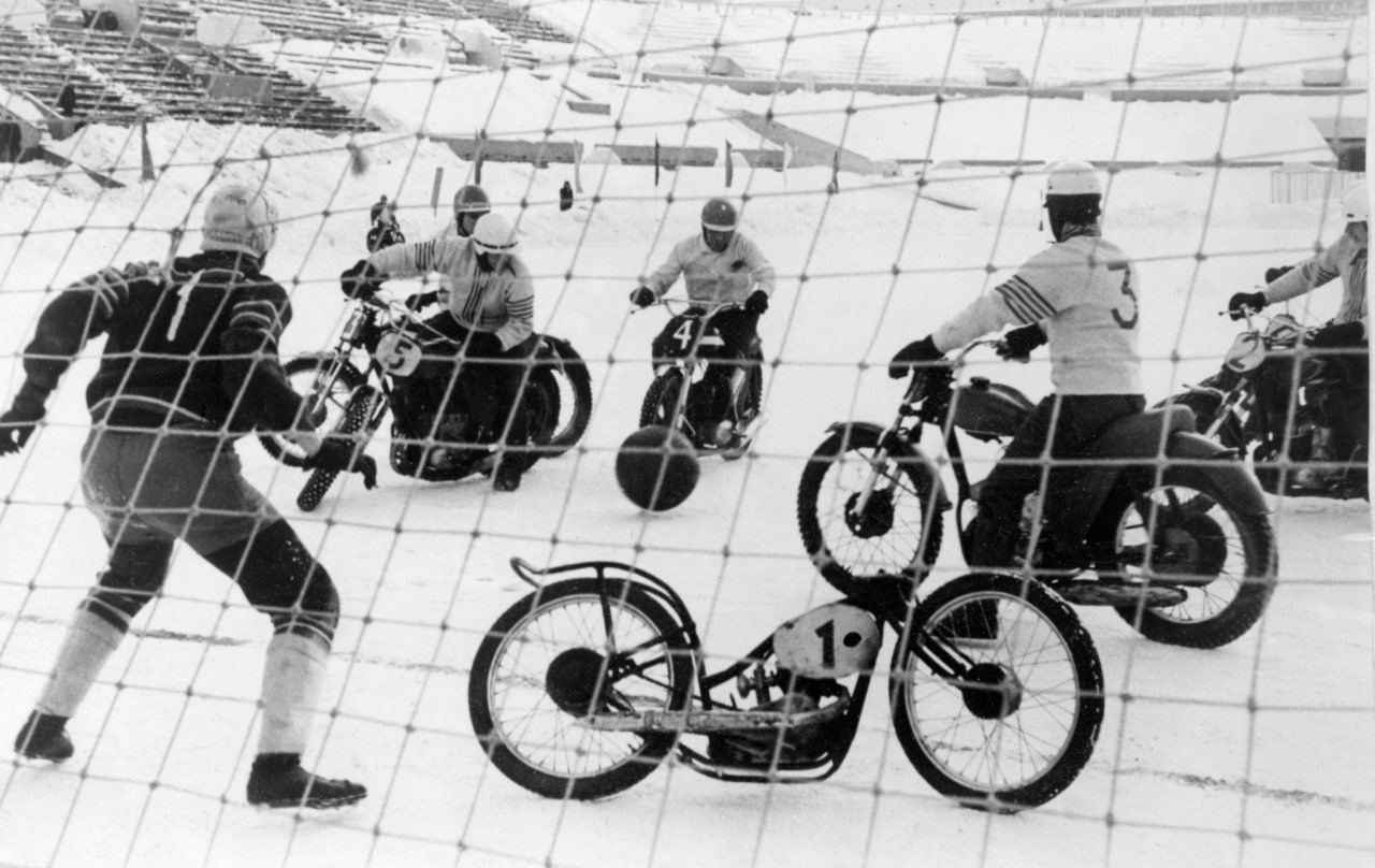1280x808, 265 Kb / ч/б, мотобол, вратарь, СССР, мотоцикл, ворота, сетка, снег, лёд