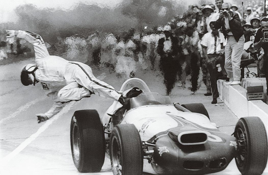 1052x688, 217 Kb / Болид, гонщик, пламя, эфир, ч/б