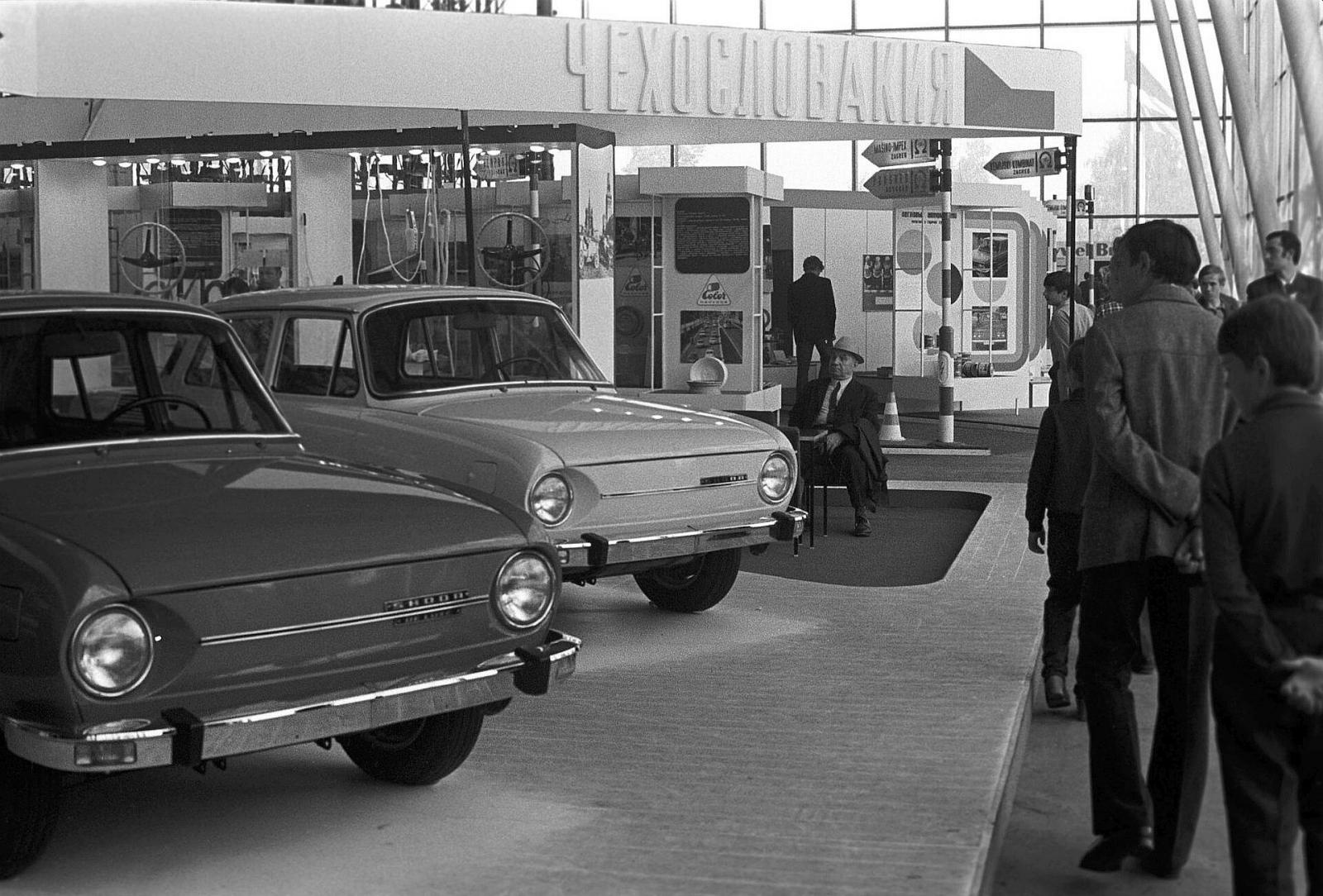1600x1084, 260 Kb / автосалон, авто, чехословакия,ч/б