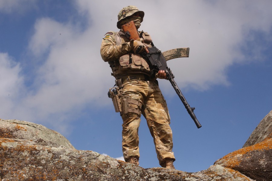 900x600, 116 Kb / солдат, пулемет