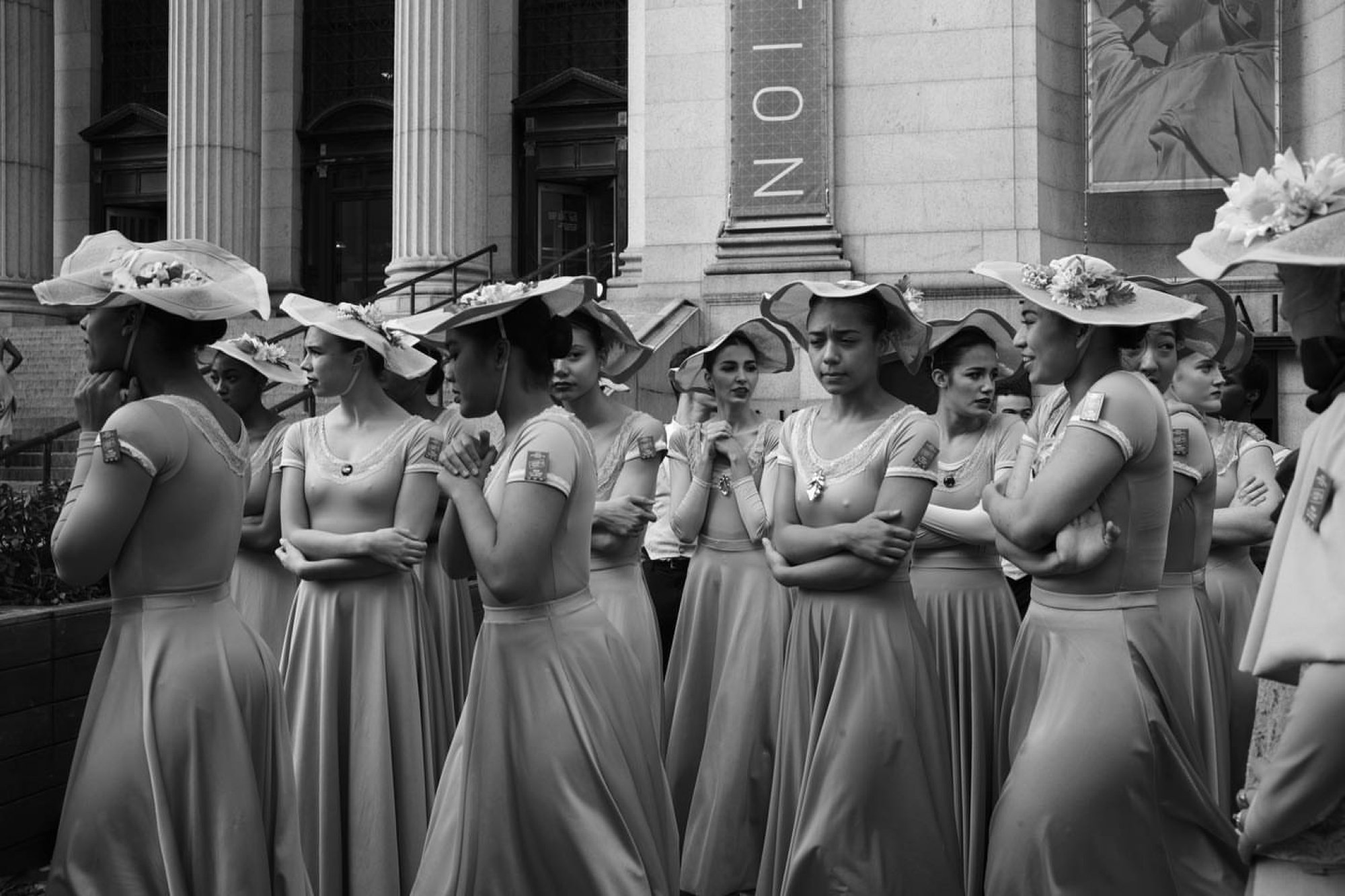 2000x1333, 337 Kb / ч/б, Clay Benskin, холодно, платье, соски, шляпа, Нью-Йорк, США