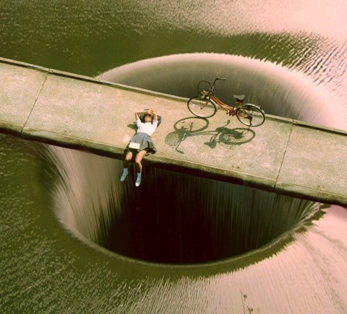 1186x1072, 197 Kb / плотина, мост, вода, женщина, велосипед