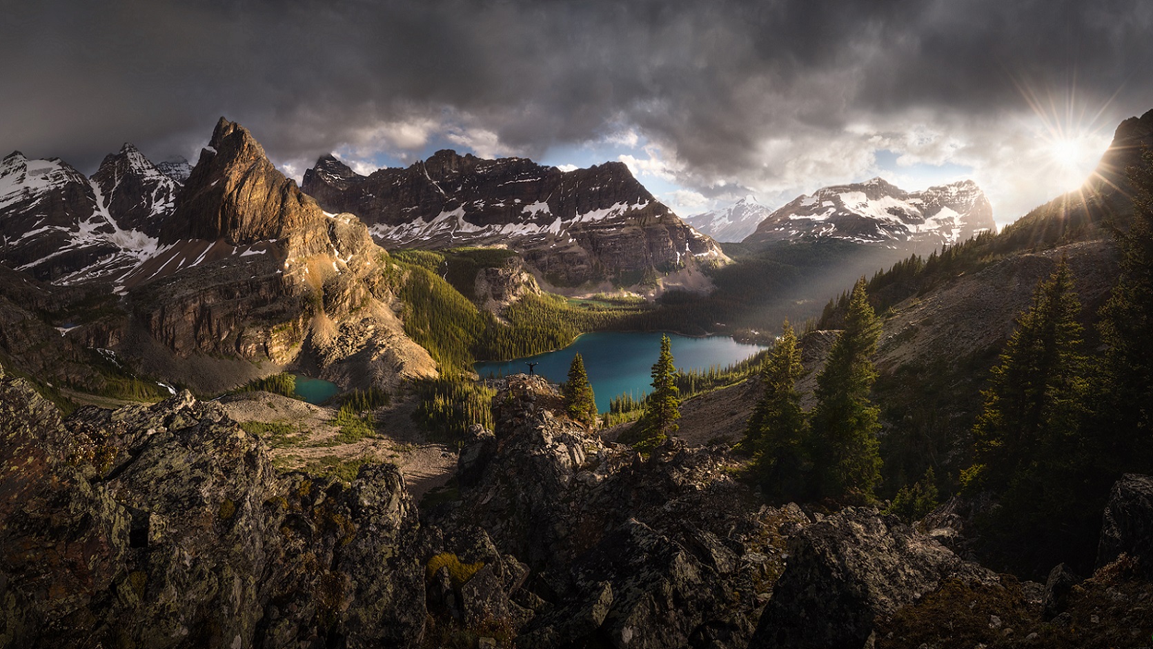 1671x941, 622 Kb / озеро, горы, лес, человек, скалы, О'Гара, Lake O'Hara, EarthPorn