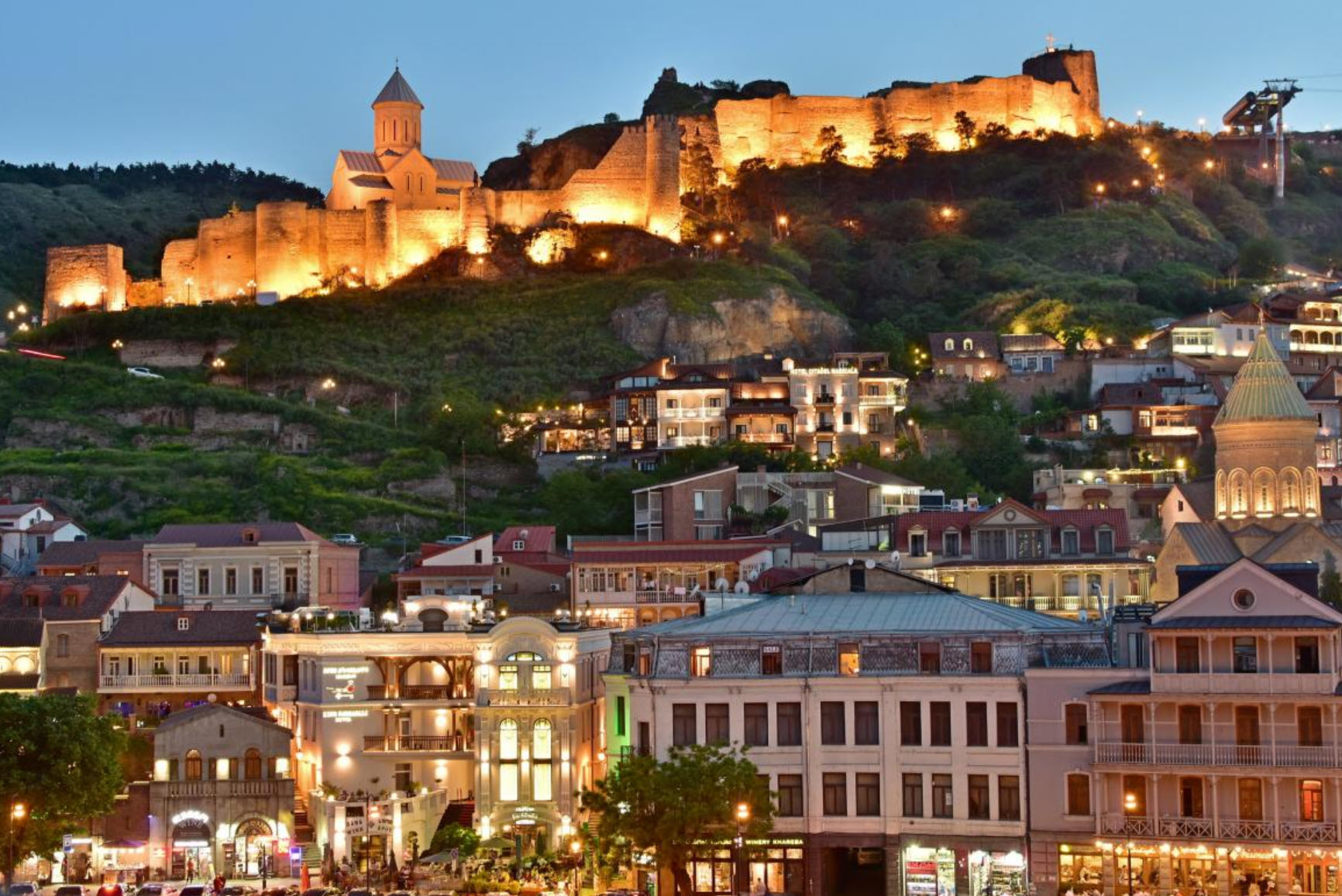 1732x1157, 382 Kb / Тбилиси, Грузия, дома, здания, огни, автомобили, горы, вечер