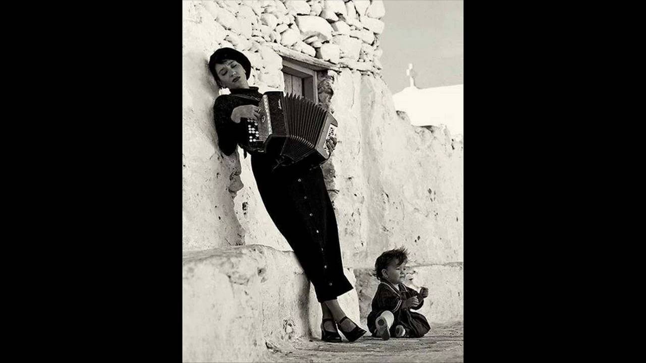 1280x720, 65 Kb / женщина, ребенок, гармонь, жилище, ч/б