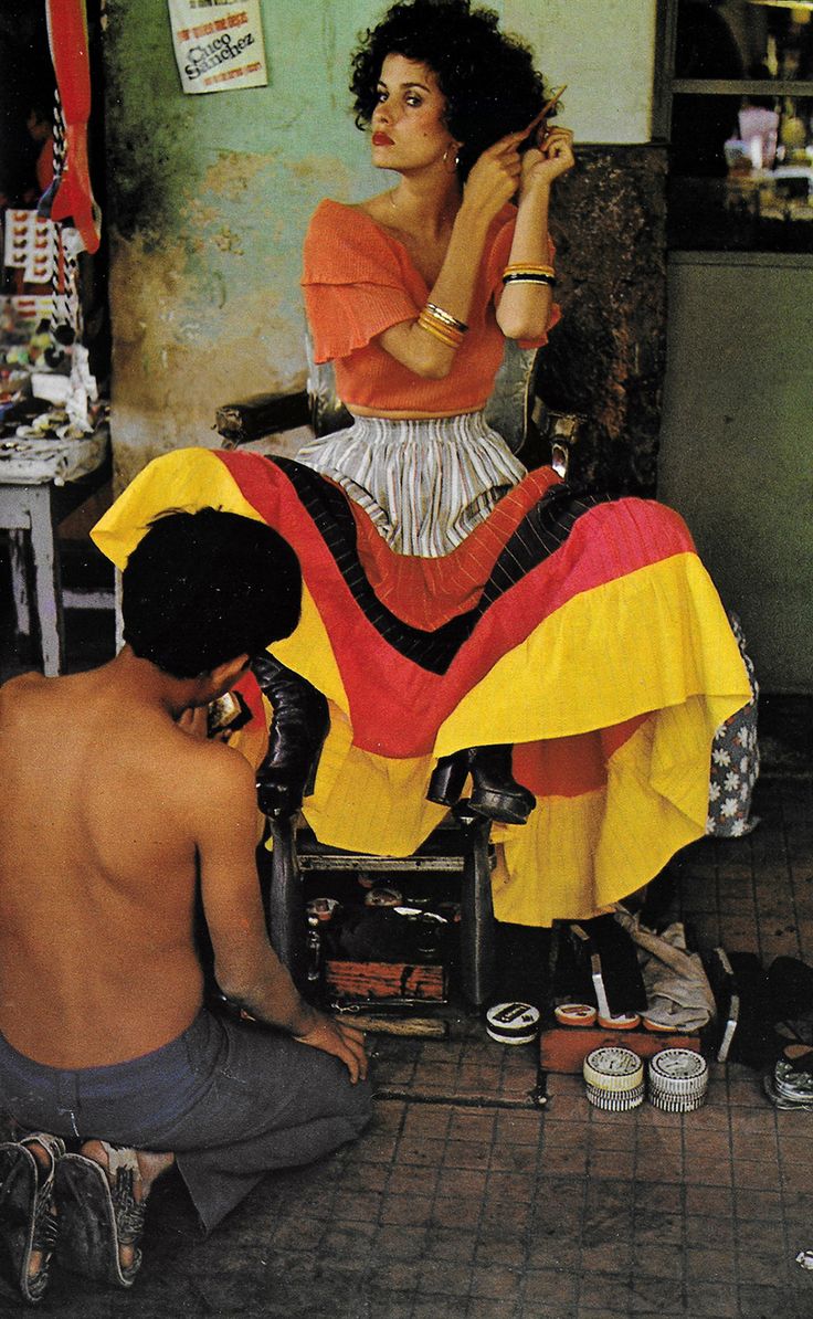 736x1194, 178 Kb / женщина, кудри, юбка, сапоги, браслеты, мужчина, чистильщик обуви