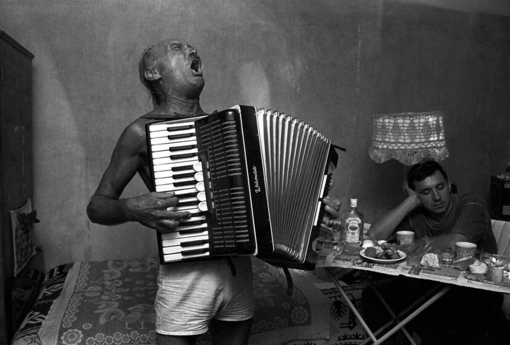 1024x692, 196 Kb / мужчины, посиделки, боян, закуска, водка, гладильная доска, газеты, кровать, абажур, ч/б